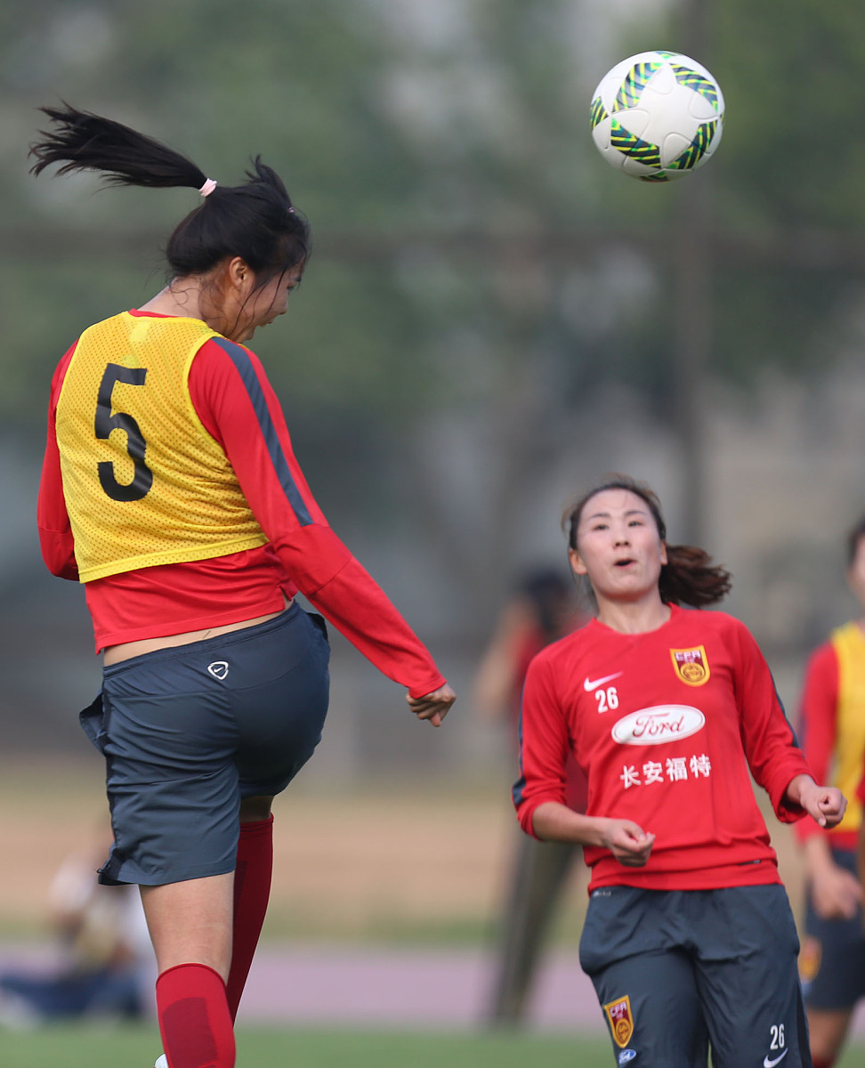 开云体育平台APP-足球赛场上的女队精湛技艺惹人注目